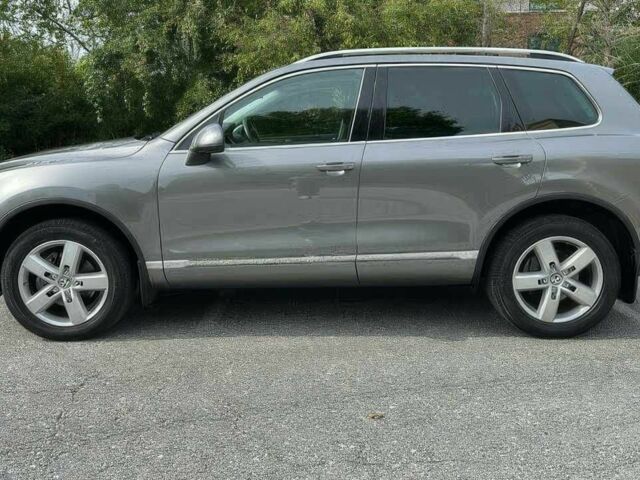 Серый Фольксваген Туарег, объемом двигателя 3.6 л и пробегом 83 тыс. км за 10000 $, фото 3 на Automoto.ua