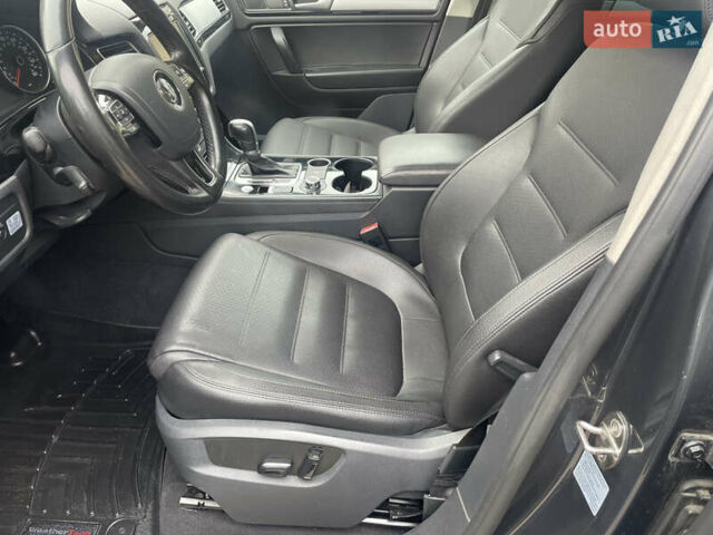 Серый Фольксваген Туарег, объемом двигателя 3 л и пробегом 278 тыс. км за 17500 $, фото 17 на Automoto.ua