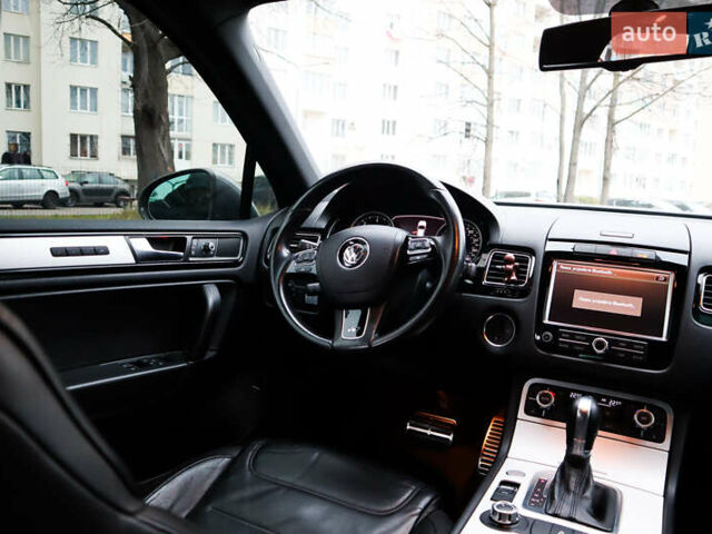 Серый Фольксваген Туарег, объемом двигателя 2.97 л и пробегом 142 тыс. км за 25500 $, фото 39 на Automoto.ua