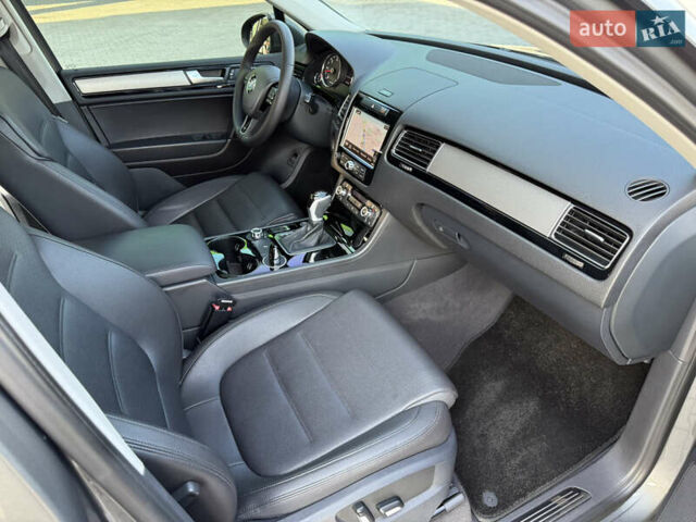 Сірий Фольксваген Туарег, об'ємом двигуна 2.97 л та пробігом 280 тис. км за 23000 $, фото 19 на Automoto.ua