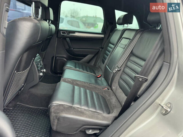 Сірий Фольксваген Туарег, об'ємом двигуна 3 л та пробігом 190 тис. км за 23800 $, фото 46 на Automoto.ua