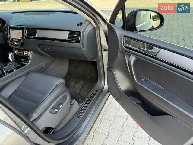 Сірий Фольксваген Туарег, об'ємом двигуна 2.97 л та пробігом 280 тис. км за 23000 $, фото 23 на Automoto.ua