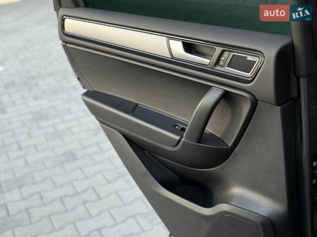 Сірий Фольксваген Туарег, об'ємом двигуна 2.97 л та пробігом 280 тис. км за 23000 $, фото 27 на Automoto.ua