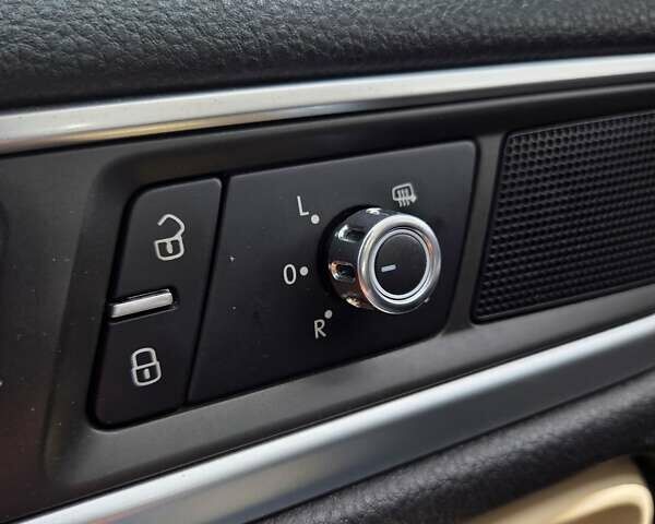 Серый Фольксваген Туарег, объемом двигателя 2.97 л и пробегом 292 тыс. км за 23000 $, фото 31 на Automoto.ua