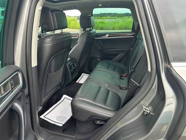 Сірий Фольксваген Туарег, об'ємом двигуна 3 л та пробігом 82 тис. км за 3900 $, фото 12 на Automoto.ua