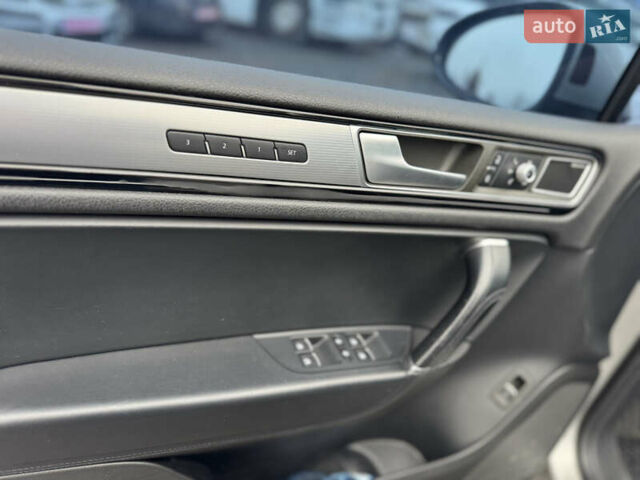 Сірий Фольксваген Туарег, об'ємом двигуна 3 л та пробігом 190 тис. км за 23800 $, фото 61 на Automoto.ua