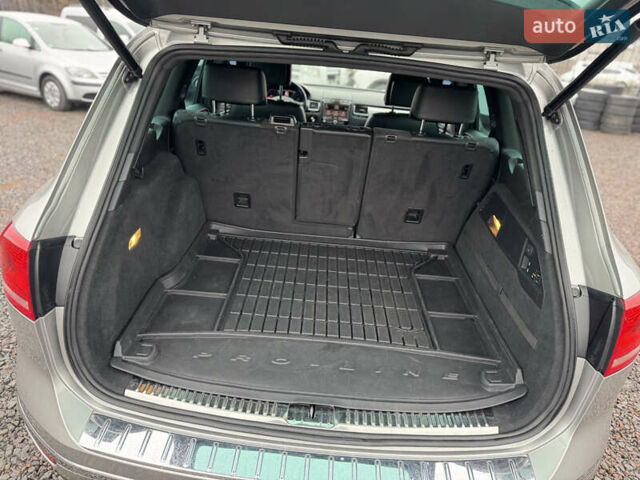 Сірий Фольксваген Туарег, об'ємом двигуна 3 л та пробігом 190 тис. км за 23800 $, фото 31 на Automoto.ua