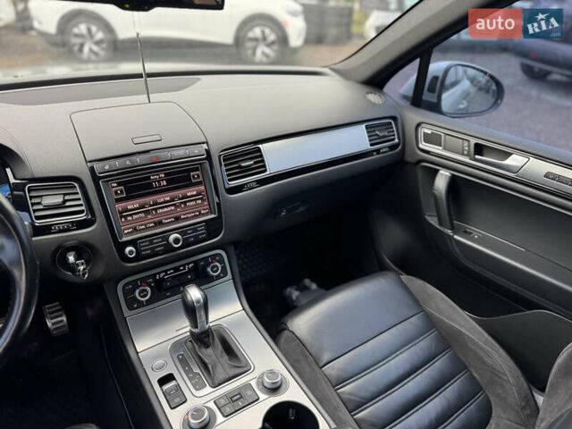 Сірий Фольксваген Туарег, об'ємом двигуна 3 л та пробігом 190 тис. км за 23800 $, фото 35 на Automoto.ua