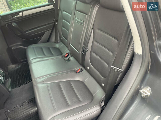 Серый Фольксваген Туарег, объемом двигателя 3 л и пробегом 278 тыс. км за 17500 $, фото 21 на Automoto.ua