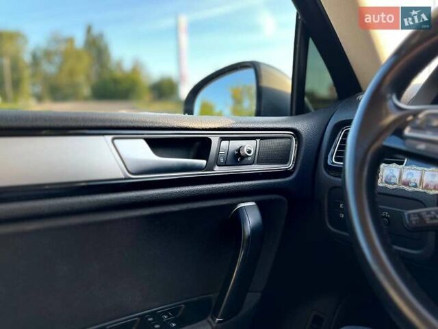 Серый Фольксваген Туарег, объемом двигателя 2.97 л и пробегом 274 тыс. км за 20500 $, фото 21 на Automoto.ua