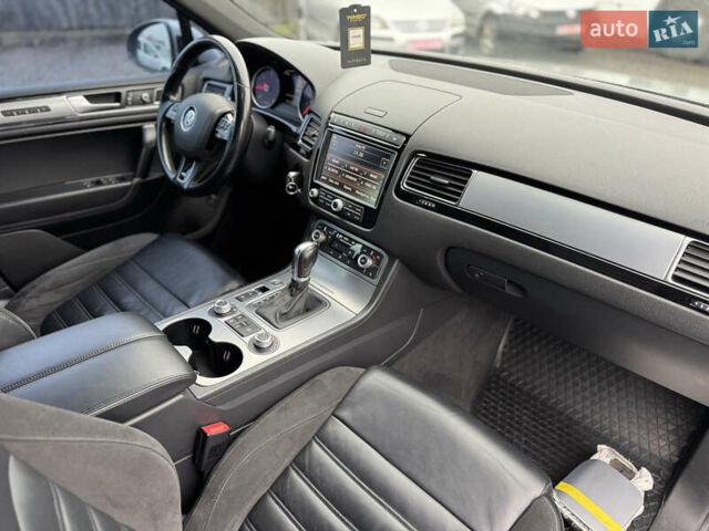 Сірий Фольксваген Туарег, об'ємом двигуна 3 л та пробігом 190 тис. км за 23800 $, фото 41 на Automoto.ua