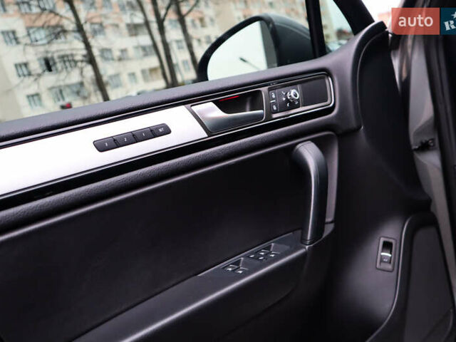 Серый Фольксваген Туарег, объемом двигателя 2.97 л и пробегом 142 тыс. км за 25500 $, фото 43 на Automoto.ua