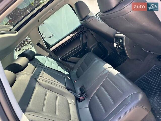 Серый Фольксваген Туарег, объемом двигателя 3 л и пробегом 228 тыс. км за 19999 $, фото 21 на Automoto.ua