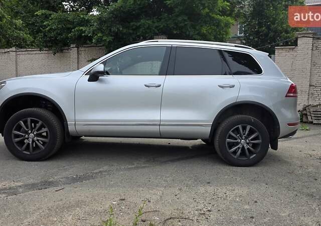 Серый Фольксваген Туарег, объемом двигателя 3 л и пробегом 275 тыс. км за 20500 $, фото 4 на Automoto.ua