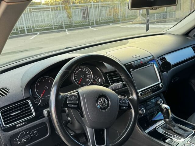 Серый Фольксваген Туарег, объемом двигателя 3 л и пробегом 200 тыс. км за 23500 $, фото 17 на Automoto.ua