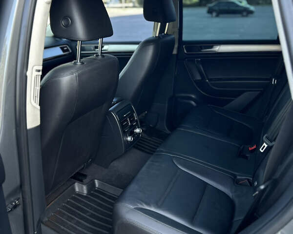 Сірий Фольксваген Туарег, об'ємом двигуна 2.97 л та пробігом 220 тис. км за 21400 $, фото 12 на Automoto.ua