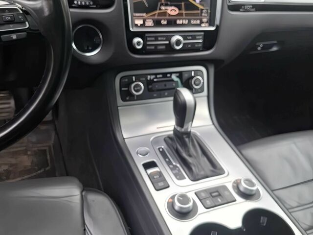 Серый Фольксваген Туарег, объемом двигателя 3 л и пробегом 80 тыс. км за 13000 $, фото 7 на Automoto.ua