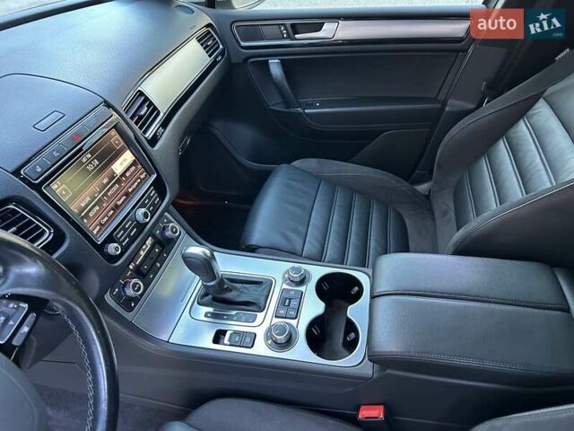 Серый Фольксваген Туарег, объемом двигателя 3 л и пробегом 193 тыс. км за 23450 $, фото 89 на Automoto.ua