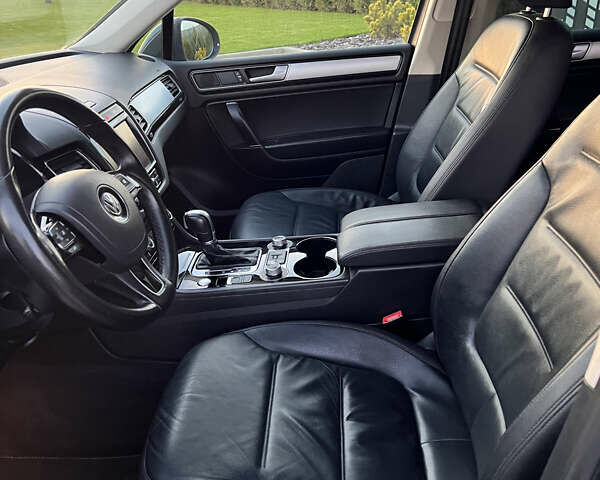 Серый Фольксваген Туарег, объемом двигателя 2.97 л и пробегом 200 тыс. км за 28500 $, фото 53 на Automoto.ua