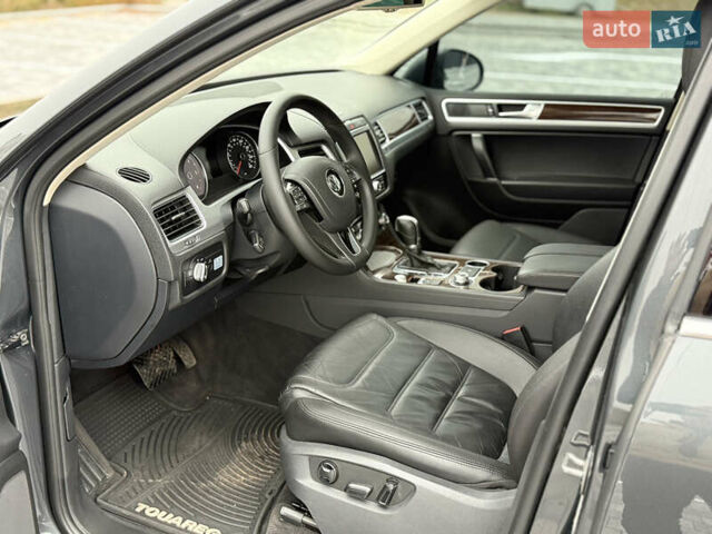 Серый Фольксваген Туарег, объемом двигателя 3 л и пробегом 186 тыс. км за 22500 $, фото 17 на Automoto.ua