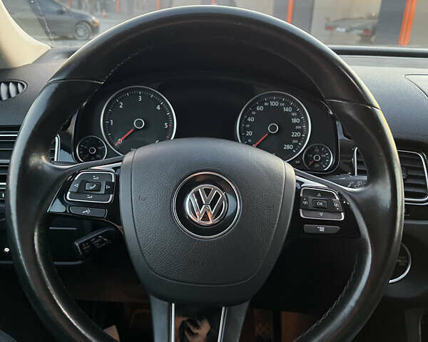 Серый Фольксваген Туарег, объемом двигателя 2.97 л и пробегом 200 тыс. км за 28500 $, фото 49 на Automoto.ua