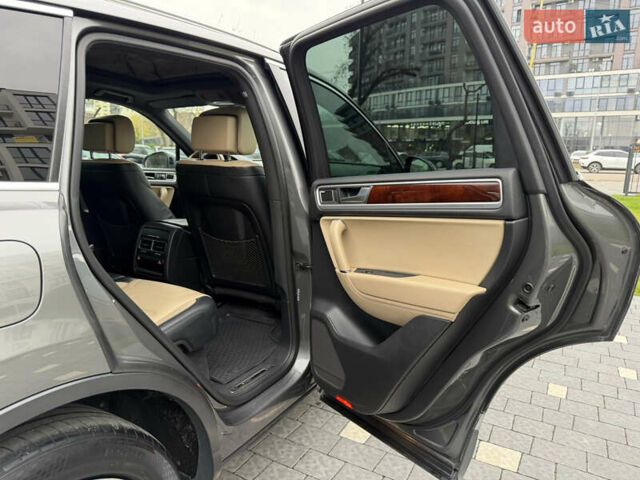 Серый Фольксваген Туарег, объемом двигателя 3 л и пробегом 228 тыс. км за 24900 $, фото 32 на Automoto.ua