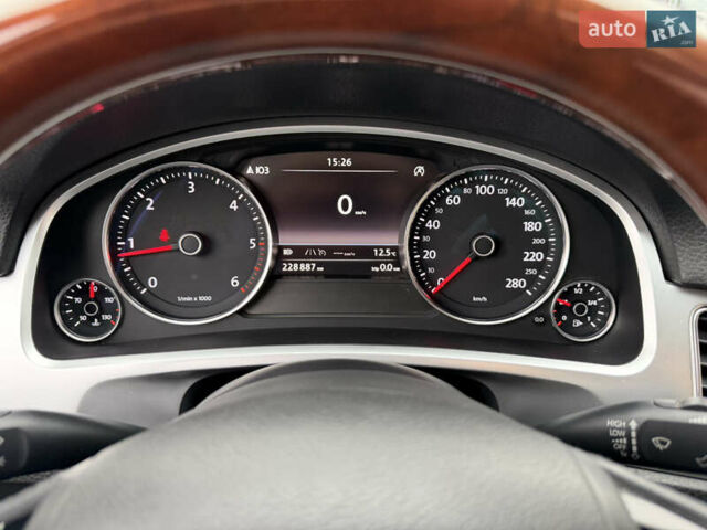 Серый Фольксваген Туарег, объемом двигателя 3 л и пробегом 228 тыс. км за 24900 $, фото 51 на Automoto.ua