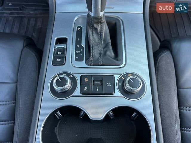 Серый Фольксваген Туарег, объемом двигателя 3 л и пробегом 193 тыс. км за 23450 $, фото 66 на Automoto.ua