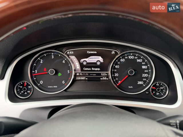 Серый Фольксваген Туарег, объемом двигателя 3 л и пробегом 228 тыс. км за 24900 $, фото 60 на Automoto.ua