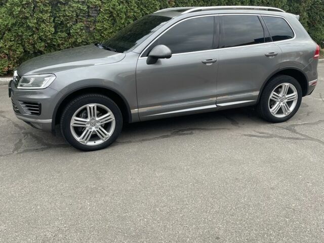 Сірий Фольксваген Туарег, об'ємом двигуна 3 л та пробігом 262 тис. км за 27999 $, фото 3 на Automoto.ua