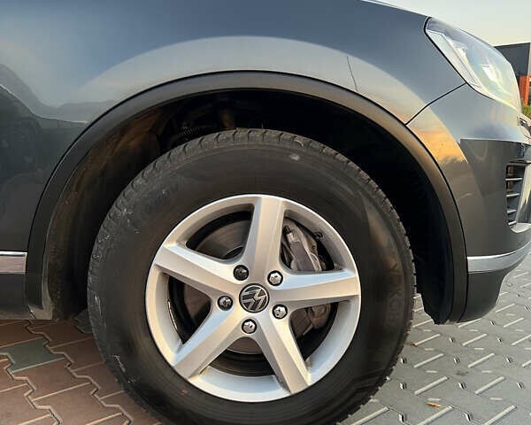 Серый Фольксваген Туарег, объемом двигателя 2.97 л и пробегом 200 тыс. км за 28500 $, фото 22 на Automoto.ua