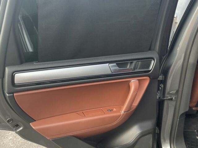 Сірий Фольксваген Туарег, об'ємом двигуна 3 л та пробігом 262 тис. км за 27999 $, фото 13 на Automoto.ua