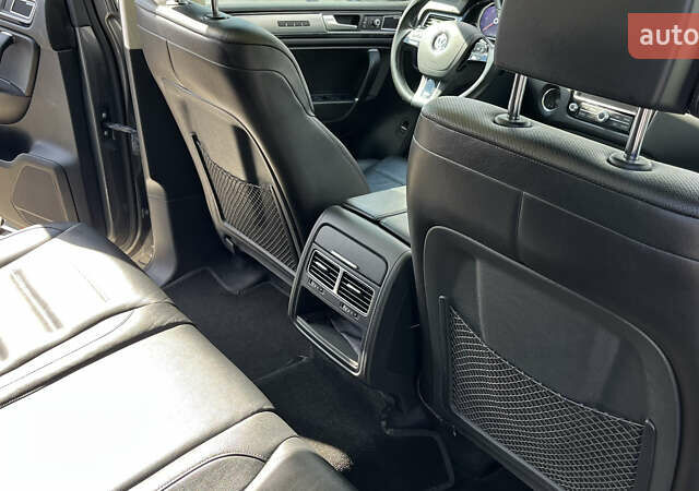 Серый Фольксваген Туарег, объемом двигателя 3 л и пробегом 173 тыс. км за 32000 $, фото 24 на Automoto.ua