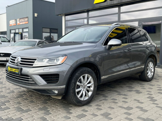 Серый Фольксваген Туарег, объемом двигателя 3 л и пробегом 176 тыс. км за 25000 $, фото 2 на Automoto.ua