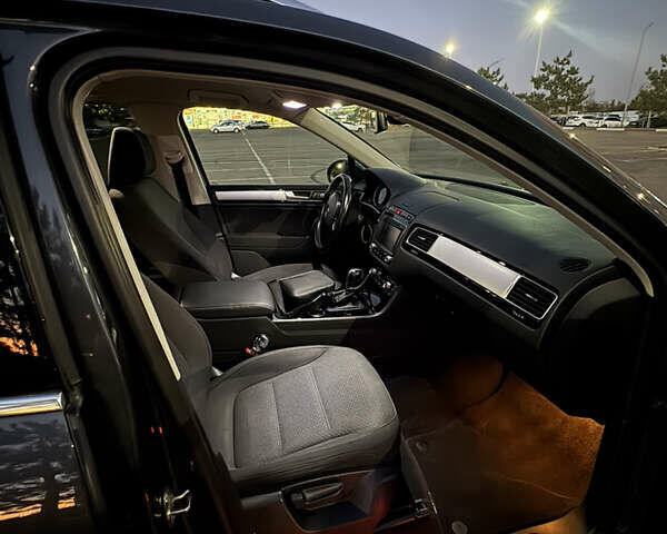 Серый Фольксваген Туарег, объемом двигателя 2.97 л и пробегом 186 тыс. км за 23500 $, фото 4 на Automoto.ua