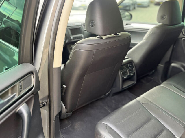 Серый Фольксваген Туарег, объемом двигателя 3 л и пробегом 176 тыс. км за 25000 $, фото 24 на Automoto.ua