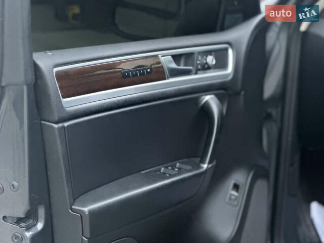 Серый Фольксваген Туарег, объемом двигателя 2.97 л и пробегом 268 тыс. км за 19700 $, фото 7 на Automoto.ua