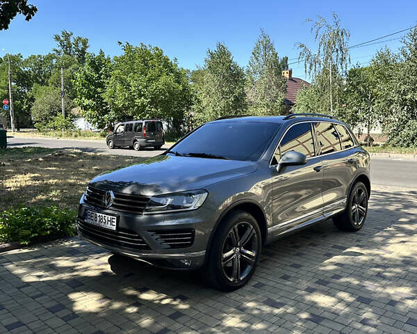 Серый Фольксваген Туарег, объемом двигателя 2.97 л и пробегом 240 тыс. км за 27500 $, фото 20 на Automoto.ua