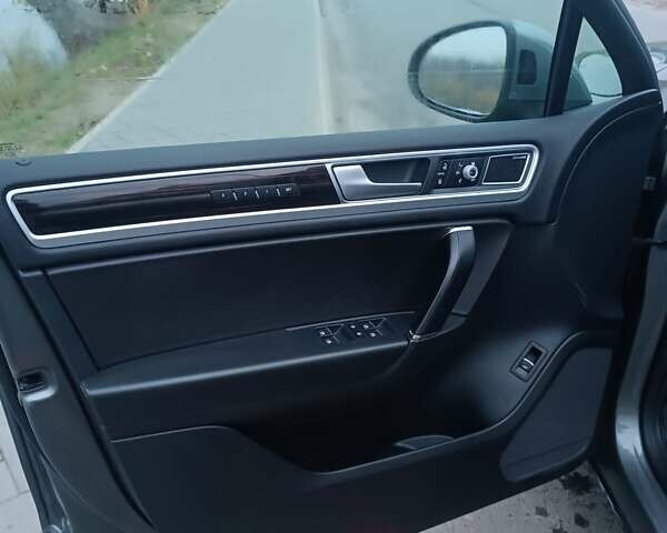 Серый Фольксваген Туарег, объемом двигателя 3.6 л и пробегом 165 тыс. км за 17500 $, фото 13 на Automoto.ua