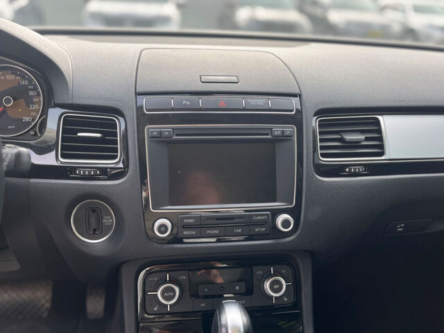 Серый Фольксваген Туарег, объемом двигателя 3 л и пробегом 176 тыс. км за 25000 $, фото 21 на Automoto.ua