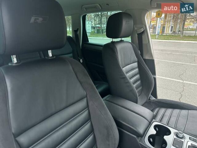 Серый Фольксваген Туарег, объемом двигателя 2.97 л и пробегом 196 тыс. км за 28000 $, фото 15 на Automoto.ua