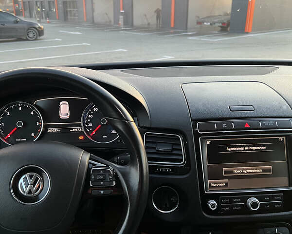 Серый Фольксваген Туарег, объемом двигателя 2.97 л и пробегом 200 тыс. км за 28500 $, фото 48 на Automoto.ua