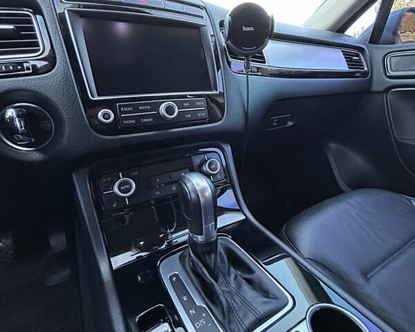 Сірий Фольксваген Туарег, об'ємом двигуна 2.97 л та пробігом 220 тис. км за 21400 $, фото 16 на Automoto.ua