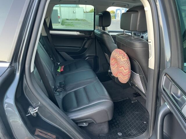 Сірий Фольксваген Туарег, об'ємом двигуна 3 л та пробігом 168 тис. км за 27500 $, фото 5 на Automoto.ua