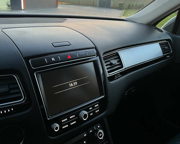 Серый Фольксваген Туарег, объемом двигателя 2.97 л и пробегом 200 тыс. км за 28500 $, фото 60 на Automoto.ua