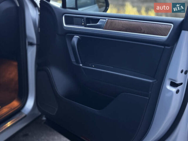 Серый Фольксваген Туарег, объемом двигателя 3 л и пробегом 205 тыс. км за 27500 $, фото 67 на Automoto.ua