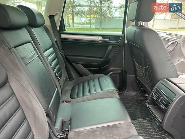 Серый Фольксваген Туарег, объемом двигателя 2.97 л и пробегом 196 тыс. км за 28000 $, фото 14 на Automoto.ua