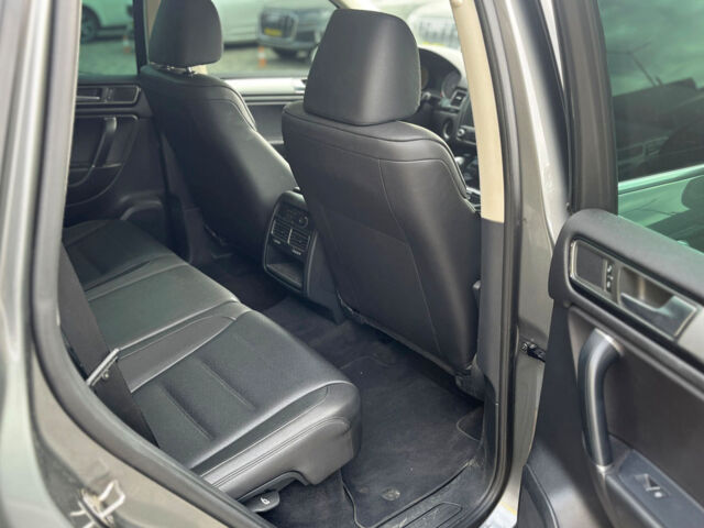 Серый Фольксваген Туарег, объемом двигателя 3 л и пробегом 176 тыс. км за 25000 $, фото 25 на Automoto.ua