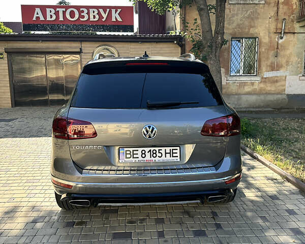Серый Фольксваген Туарег, объемом двигателя 2.97 л и пробегом 240 тыс. км за 27500 $, фото 1 на Automoto.ua