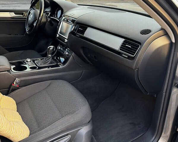 Серый Фольксваген Туарег, объемом двигателя 2.97 л и пробегом 220 тыс. км за 23500 $, фото 23 на Automoto.ua